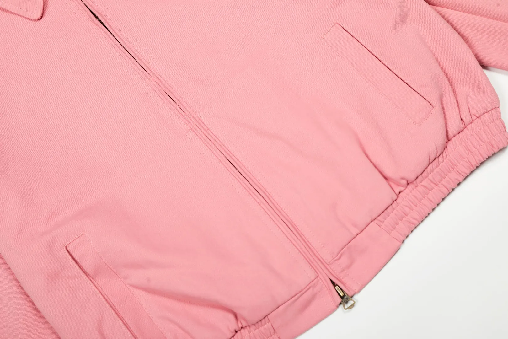 P300 top quality" Style number: 8101# (not off the shelves all year round) [Ralph Lauren/Ralph Lauren old cadre pony embroidered armband POLO jacket] ✅Ralph Lauren Ralph Lauren classic basic American retro old cadre goddess style jacket ✅Pure cotton high-gram heavy wash, soft, comfortable and tangible, upright and textured ✅Customized Vintage bronze double-open zipper head to restore the same quality as the cabinet version ✅This style: White/khaki color. There are waist patterns inside the threads of the collar and cuffs. Please note~ ✅Retro versatile jacket. The upper body is very flattering. Versatile model YYDS~ ✅Versatile for daily wear and work wear. ✅The upper body is simple and easy to wear. A must-have for goddess ootd. Good-looking clothes are never too picky. A must-have in the goddess' wardrobe. Size: S-XL. Color: White, yellow, red, navy, khaki, pink, light blue, olive green.